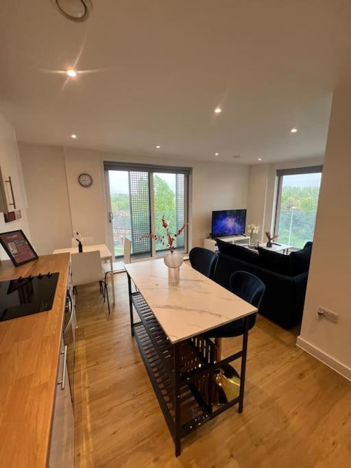 2 Bed Corner Apartment With Gym Manchester Buitenkant foto