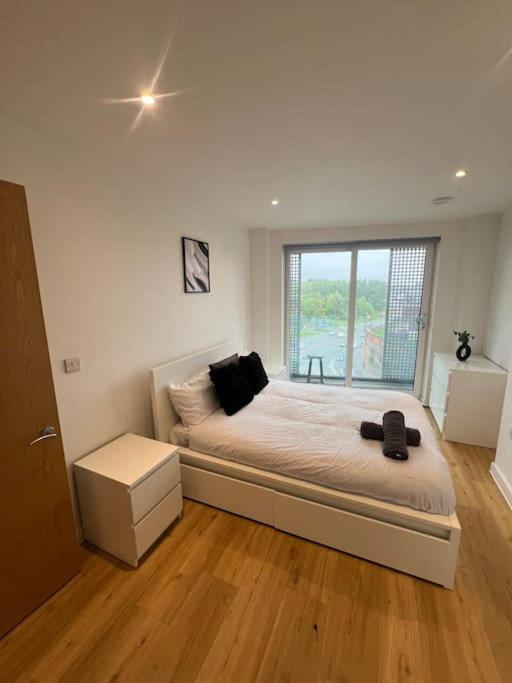 2 Bed Corner Apartment With Gym Manchester Buitenkant foto