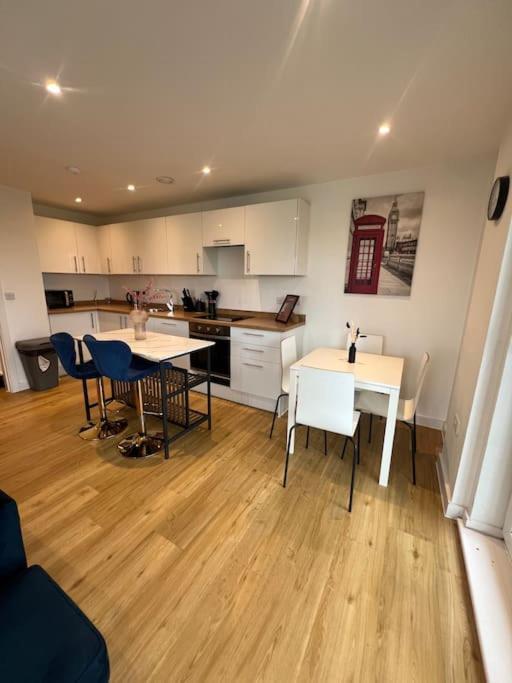 2 Bed Corner Apartment With Gym Manchester Buitenkant foto